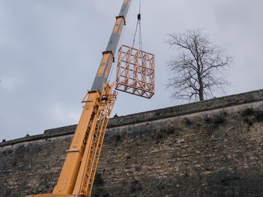 L'objet-abri dans les airs au dessus des remparts